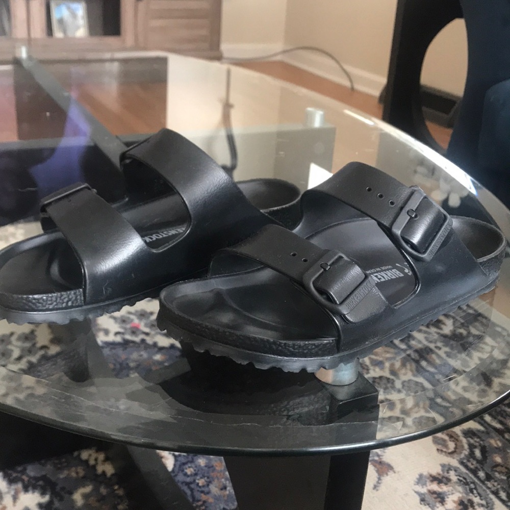 Barely Used— Black Birkenstock Arizona Sandals 🖤